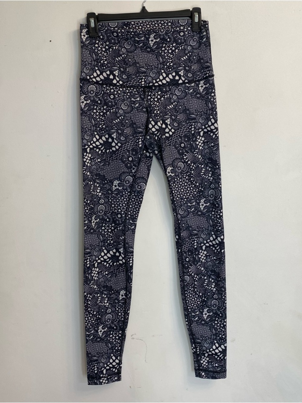 lululemon athletica black & White Floral  yoga Geometric Leggings 8